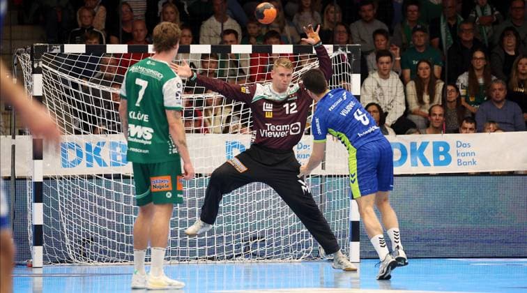 BAU 12 10 2025 Göppingen Handball Frisch Auf Göppingen vs VfL Gummersbach, f l Victor Klöve Göppingen , Kristian Saeveras Göppingen , Milos Vujovic Gummersbach