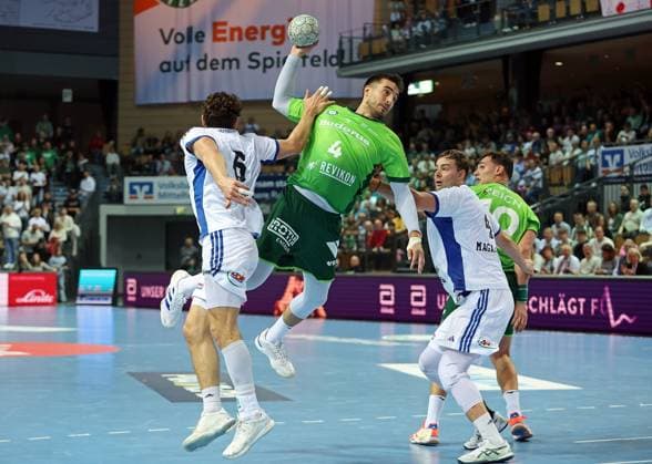 12 10 2025, xovx, Handball Daikin Handball Bundesliga, HSG Wetzlar HSV Hamburg v l Elias Kofler HSV Hamburg , w06, Andreas Magaard HSV Hamburg , Josip Simic HSG Wetzlar Wetzlar Buderus Arena Hessen Germany EN