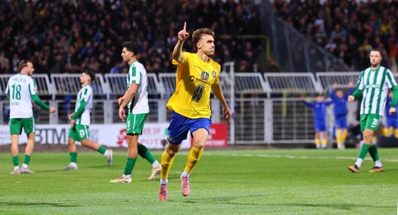 Leipzig, 12 10 2025, Bruno Plache Stadion, Soccer, Sachsenpokal, 3 Hauptrunde , 1 FC LOK LEIPZIG vs BSG CHEMIE LEIPZIG , Goal for Lok to 1 0 In the picture scorer Jonas Arcalean 17, Lok , Goal celebration , For editorial use only Only editorial use Picture Point