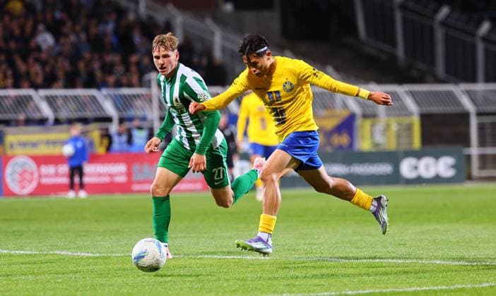 Leipzig, 12 10 2025, Bruno Plache Stadion, Soccer, Sachsenpokal, 3 Hauptrunde , 1 FC LOK LEIPZIG vs BSG CHEMIE LEIPZIG , In the picture from l Rajik Lisinski 27, Chemie and Mingi Kang 29, Lok , For editorial use only Only editorial use Picture Point