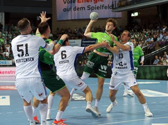 12 10 2025, xovx, Handball Daikin Handball Bundesliga, HSG Wetzlar HSV Hamburg v l Casper Mortensen HSV Hamburg , Josip Simic HSG Wetzlar , Elias Kofler HSV Hamburg , Niklas Theiß HSG Wetzlar , Niklas Weller HSV Hamburg Wetzlar Buderus Arena Hessen Germany EN