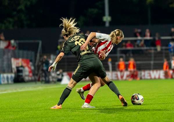 duel between Eileen Campbell 1 FC Union Berlin, 10 and Carlotta Imping 1 FC Koeln, 14 12 10 2025, 1 FC Köln 1 FC Union Berlin, Fussball, Google Pixel Frauen Bundesliga, GER, Köln, Franz Kremer Stadion DFL regulations prohibit any use of photographs as image sequences and or quasi video Copyright: HMBxMedia xMarcoxBader