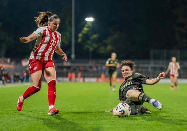 Tomke Schneider 1 FC Union Berlin, 2 grätscht den Ball vor Adriana Achcinska 1 FC Koeln, 9 weg 12 10 2025, 1 FC Köln 1 FC Union Berlin, Fussball, Google Pixel Frauen Bundesliga, GER, Köln, Franz Kremer Stadion DFL regulations prohibit any use of photographs as image sequences and or quasi video Copyright: HMBxMedia xMarcoxBader