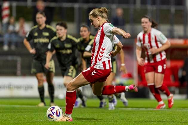Google Pixel Frauen-Bundesliga: 1. FC Köln - Union Berlin; 12.10.2025 Anna-Lena Stolze (1. FC Köln, 7) vergibt den Elfmeter am 6. Spieltag der Google Pixel Frauen-Bundesliga im Spiel 1. FC Köln gegen Union Berlin am 12.10.2025 im Franz-Kremer-Stadion in Köln. Copyright: xBEAUTIFULxSPORTS Meuselx