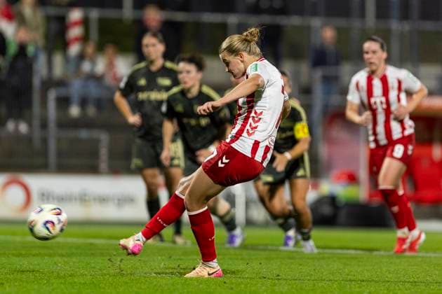 Google Pixel Frauen-Bundesliga: 1. FC Köln - Union Berlin; 12.10.2025 Anna-Lena Stolze (1. FC Köln, 7) vergibt den Elfmeter am 6. Spieltag der Google Pixel Frauen-Bundesliga im Spiel 1. FC Köln gegen Union Berlin am 12.10.2025 im Franz-Kremer-Stadion in Köln. Copyright: xBEAUTIFULxSPORTS Meuselx