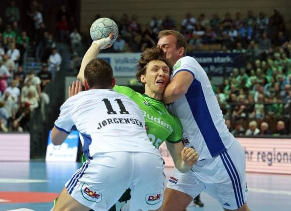 12 10 2025, xovx, Handball Daikin Handball Bundesliga, HSG Wetzlar HSV Hamburg v l Nicolaj Jörgensen HSV Hamburg , Justin Müller HSG Wetzlar , Niklas Weller HSV Hamburg Wetzlar Buderus Arena Hessen Germany EN