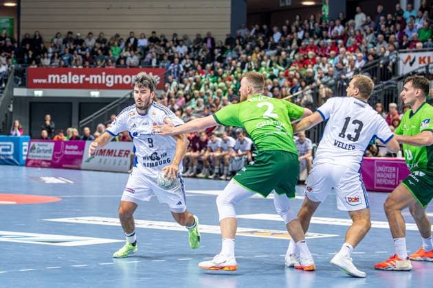 Handball Bundesliga; HSG Wetzlar - HSV Hamburg, 12.10.25 Jacob Lassen (HSV Hamburg, 9), Nikola Grahovac (HSG Wetzlar, 2), Niklas Weller (HSV Hamburg, 13), Josip Simic (HSG Wetzlar, 10) Handball Bundesliga; HSG Wetzlar - HSV Hamburg: Wetzlar, 12.10.25 Copyright: xBEAUTIFULxSPORTS Roeczeyx