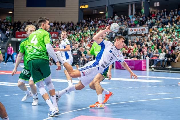 Handball Bundesliga; HSG Wetzlar - HSV Hamburg, 12.10.25 Nicolaj Jørgensen (HSV Hamburg, 11), Filip Vistorop (HSG Wetzlar, 4), Georg Löwen ((HSG Wetzlar, 33), Handball Bundesliga; HSG Wetzlar - HSV Hamburg: Wetzlar, 12.10.25 Copyright: xBEAUTIFULxSPORTS Roeczeyx