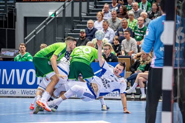 Handball Bundesliga; HSG Wetzlar - HSV Hamburg, 12.10.25 Nicolaj Jørgensen (HSV Hamburg, 11), Cyrill Akakpo (HSG Wetzlar, 20), Stefan Cavor (HSG Wetzlar, 77) Handball Bundesliga; HSG Wetzlar - HSV Hamburg: Wetzlar, 12.10.25 Copyright: xBEAUTIFULxSPORTS Roeczeyx