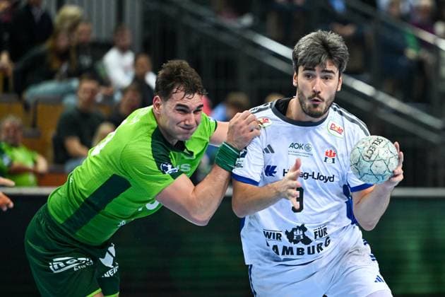 Josip Simic HSG Wetzlar, 10 in duel with Jacob Arenth Lassen Handball Sport Verein Hamburg, 09 , GER, HSG Wetzlar vs Handball Sport Verein Hamburg, Handball, Bundesliga, Matchday 8, Season 2025 2026, 12 10 2025 GER, HSG Wetzlar vs Handball Sport Verein Hamburg, Handball, Bundesliga, Matchday 8, Season 2025 2026, 12 10 2025 Wetzlar Copyright: xEibner-Pressefoto FlorianxWiegandx EP_FWD
