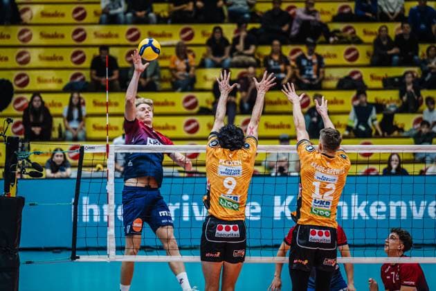 Volleyball mens season 2025 2026 Final League Cup 2025 SVG Lüneburg vs Berlin Recycling Volleys 12 10 2025 Axel Enlund 17 SVG Lüneburg against the block of Nolan Flexen 9 Berlin Recycling Volleys and Florian Krage Brewitz 12 Berlin Recycling Volleys