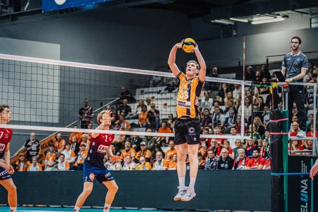 Volleyball mens season 2025 2026 Final League Cup 2025 SVG Lüneburg vs Berlin Recycling Volleys 12 10 2025 Fedor Ivanov 33 Berlin Recycling Volleys playing the pass