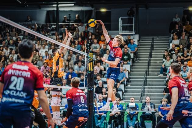 Volleyball mens season 2025 2026 Final League Cup 2025 SVG Lüneburg vs Berlin Recycling Volleys 12 10 2025 Axel Enlund 17 SVG Lüneburg against the block of Moritz Reichert 15 Berlin Recycling Volleys