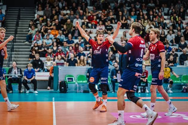 Volleyball mens season 2025 2026 Final League Cup 2025 SVG Lüneburg vs Berlin Recycling Volleys 12 10 2025 Santeri Välimaa 12 SVG Lüneburg cheers with the team