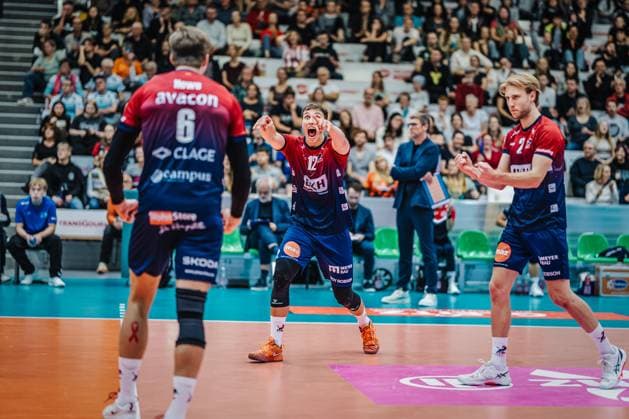 Volleyball mens season 2025 2026 Final League Cup 2025 SVG Lüneburg vs Berlin Recycling Volleys 12 10 2025 Santeri Välimaa 12 SVG Lüneburg cheers and points to attacker Jackson Howe 6 SVG Lüneburg