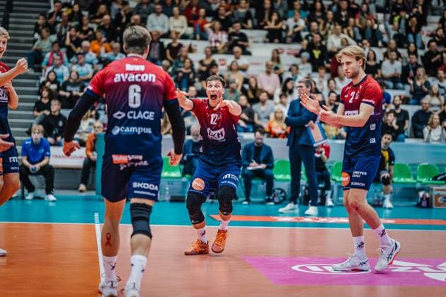 Volleyball mens season 2025 2026 Final League Cup 2025 SVG Lüneburg vs Berlin Recycling Volleys 12 10 2025 Santeri Välimaa 12 SVG Lüneburg cheers and points to attacker Jackson Howe 6 SVG Lüneburg