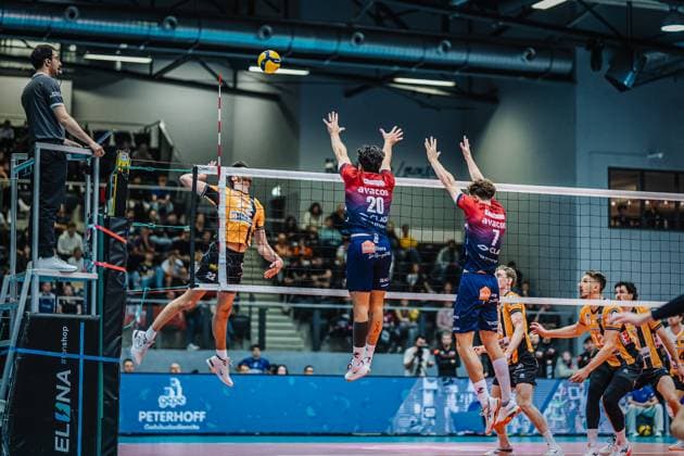 Volleyball mens season 2025 2026 Final League Cup 2025 SVG Lüneburg vs Berlin Recycling Volleys 12 10 2025 Jake Hanes 22 Berlin Recycling Volleys against the block of Ethan Champlin 20 SVG Lüneburg and Joscha Kunstmann 7 SVG Lüneburg