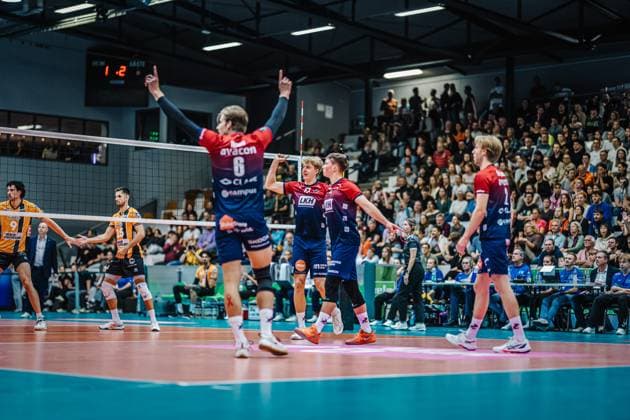 Volleyball mens season 2025 2026 Final League Cup 2025 SVG Lüneburg vs Berlin Recycling Volleys 12 10 2025 The SVG Lüneburg team celebrates