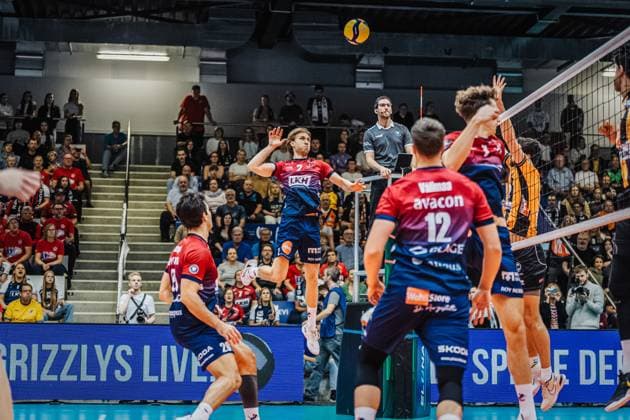 Volleyball mens season 2025 2026 Final League Cup 2025 SVG Lüneburg vs Berlin Recycling Volleys 12 10 2025 Daniel Gruvaeus 2 SVG Lüneburg on the attack