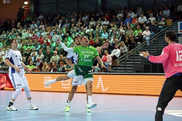 12 10 2025, xovx, Handball Daikin Handball Bundesliga, HSG Wetzlar HSV Hamburg v l Andreas Magaard HSV Hamburg , Jacob Arenth Lassen HSV Hamburg , Ahmet Nafea HSG Wetzlar , Mohamed Essam Moustafa El Tayar HSV Hamburg Wetzlar Buderus Arena Hessen Germany EN
