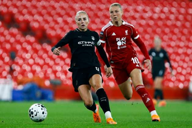Liverpool v Manchester City, Anfield, UK - 12 October 2025 Alex Greenwood of Manchester City feels pressure from Sophie Roman Haug of Liverpool during the Barclays WSL Match between Liverpool and Manchester City at Anfield on 12 October 2025 in Liverpool, England (Photo by Steve Taylor PPAUK) Liverpool Anfield Merseyside England Copyright: xStevexTaylor PPAUKx PPA-223127