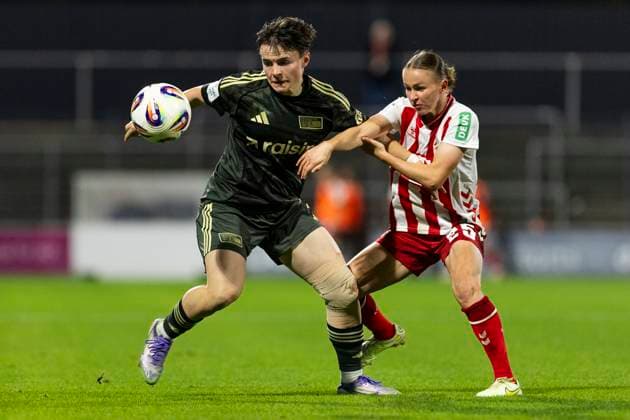 Google Pixel Frauen-Bundesliga: 1. FC Köln - Union Berlin; 12.10.2025 Laura Donhauser (1. FC Köln, 25), Tomke Schneider (Union Berlin, 2) am 6. Spieltag der Google Pixel Frauen-Bundesliga im Spiel 1. FC Köln gegen Union Berlin am 12.10.2025 im Franz-Kremer-Stadion in Köln. Copyright: xBEAUTIFULxSPORTS Meuselx