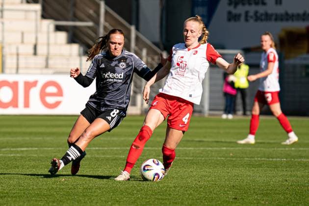Freiburg im Breisgau, Germany, October 11th 2025 Meret Felde (4 SC Freiburg), right, and Lisanne Grawe (8 Eintracht Frankfurt), left, in action during the Womens Bundesliga match between SC Freiburg and Eintracht Frankfurt at Dreisamstadion, Freiburg im Breisgau, Germany. (Priscila Bütler SPP) Copyright: xPriscilaxBütlerx xSPPx spp-en-PrBSp-_A920052