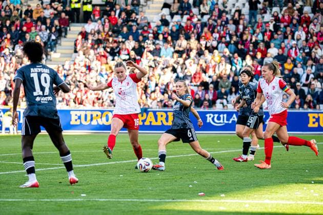 Freiburg im Breisgau, Germany, October 11th 2025 Elisa Senss (6 Eintracht Frankfurt), right, and Greta Stegemann (16 SC Freiburg), left, in action during the Womens Bundesliga match between SC Freiburg and Eintracht Frankfurt at Dreisamstadion, Freiburg im Breisgau, Germany. (Priscila Bütler SPP) Copyright: xPriscilaxBütlerx xSPPx spp-en-PrBSp-_A920515