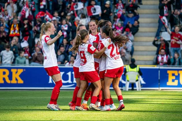 Freiburg im Breisgau, Germany, October 11th 2025 Selina Vobian (10 SC Freiburg) celebrating with team after scoring teams third goal during the Womens Bundesliga match between SC Freiburg and Eintracht Frankfurt at Dreisamstadion, Freiburg im Breisgau, Germany. (Priscila Bütler SPP) Copyright: xPriscilaxBütlerx xSPPx spp-en-PrBSp-_A920644