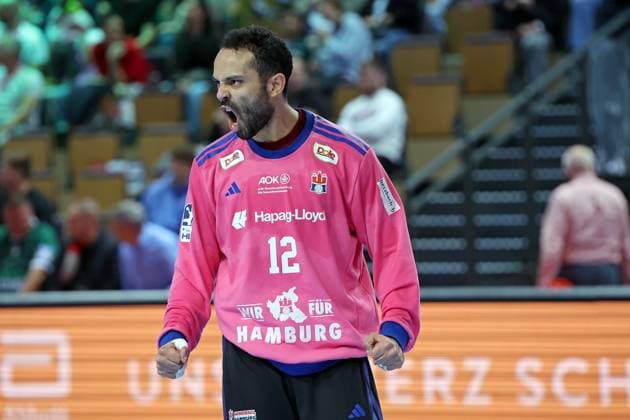 12 10 2025, xovx, Handball Daikin Handball Bundesliga, HSG Wetzlar HSV Hamburg Mohamed Essam Moustafa El Tayar HSV Hamburg celebrates after the win in Wetzlar Wetzlar Buderus Arena Hessen Germany EN