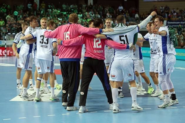 12 10 2025, xovx, Handball Daikin Handball Bundesliga, HSG Wetzlar HSV Hamburg The players of HSV Hamburg celebrate the 35 25 victory in Wetzlar Wetzlar Buderus Arena Hessen Germany EN