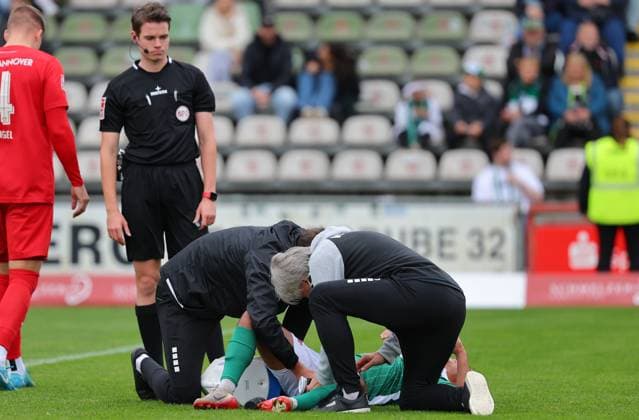 GER, Regionalliga Nord, VfB Luebeck vs HSC Hannover 12 10 2025, Dietmar Scholze Stadion an der Lohmuehle, Luebeck, GER, Regionalliga Nord, VfB Luebeck vs HSC Hannover in picture picture shows Injured Injury Pain Ali Abu Alfa VfB Luebeck 11 needs medical attention left referee Lennart Wolff nordphotoxGmbHx xTauchnitz nph00059