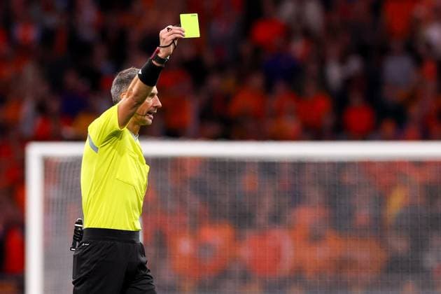 2025-10-12 Netherlands v Finland - FIFA World Cup, WM, Weltmeisterschaft, Fussball 2026 Qualifier AMSTERDAM, NETHERLANDS - OCTOBER 12: Referee Slavko Vincic shows a yellow card during the FIFA World Cup 2026 Qualifier match between Netherlands and Finland at Johan Cruijff ArenA on October 12, 2025 in Amsterdam, Netherlands. Amsterdam Johan Cruijff ArenA Netherlands Content not available for redistribution in The Netherlands directly or indirectly through any third parties. Copyright: xBenxGalx