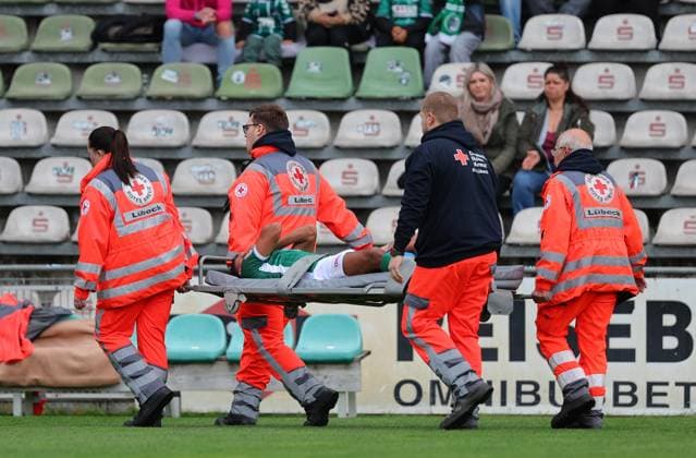 GER, Regionalliga Nord, VfB Luebeck vs HSC Hannover 12 10 2025, Dietmar Scholze Stadion an der Lohmuehle, Luebeck, GER, Regionalliga Nord, VfB Luebeck vs HSC Hannover in picture picture shows Injured Injury Pain Ali Abu Alfa VfB Luebeck 11 needs medical attention must be carried off the pitch nordphotoxGmbHx xTauchnitz nph00059