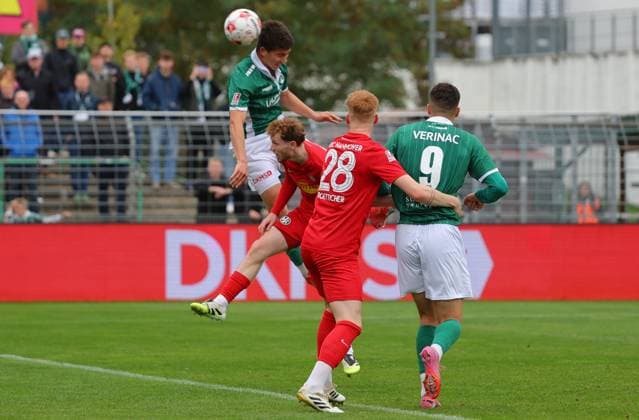 GER, Regionalliga Nord, VfB Luebeck vs HSC Hannover 12 10 2025, Dietmar Scholze Stadion an der Lohmuehle, Luebeck, GER, Regionalliga Nord, VfB Luebeck vs HSC Hannover in the picture picture shows header goal to 1 0 goal scorer Ramiz Demir VfB Luebeck 28 scores to 1 0 no chance for Johann Wegner HSC Hannover 02 and Lasse von Boetticher HSC Hannover 28 right Antonio Verinac VfB Luebeck 09 nordphotoxGmbHx xTauchnitz nph00059
