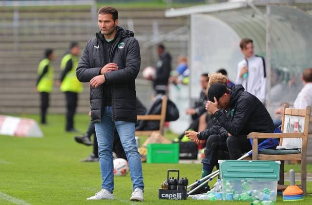 GER, Regionalliga Nord, VfB Luebeck vs HSC Hannover 12 10 2025, Dietmar Scholze Stadion an der Lohmuehle, Luebeck, GER, Regionalliga Nord, VfB Luebeck vs HSC Hannover in the picture picture shows Coaching zone Sideline Coaching area Technical zone Coach Guerino Capretti VfB Luebeck Goalkeeping coach Lukas Oden VfB Luebeck and Co-coach Pierre Becken VfB Luebeck nordphotoxGmbHx xTauchnitz nph00059