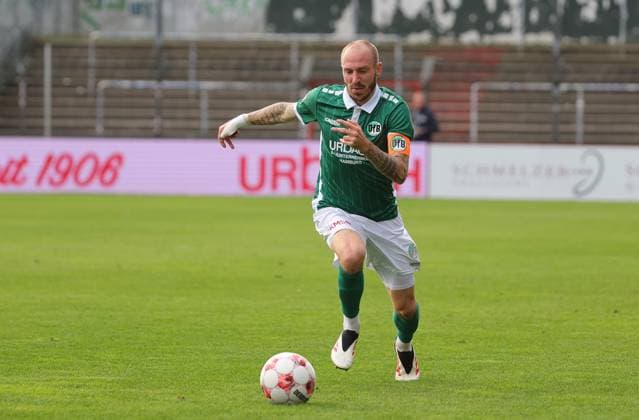 GER, Regionalliga Nord, VfB Luebeck vs HSC Hannover 12 10 2025, Dietmar Scholze Stadion an der Lohmuehle, Luebeck, GER, Regionalliga Nord, VfB Luebeck vs HSC Hannover in the picture picture shows single action action whole figure single release Marvin Thiel VfB Luebeck 13 nordphotoxGmbHx xTauchnitz nph00059