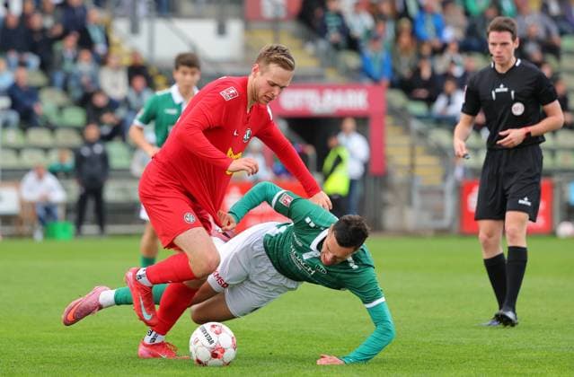 GER, Regionalliga Nord, VfB Luebeck vs HSC Hannover 12 10 2025, Dietmar Scholze Stadion an der Lohmuehle, Luebeck, GER, Regionalliga Nord, VfB Luebeck vs HSC Hannover im Bild picture shows Moritz Dittmann HSC Hannover 05 in a duel against Antonio Verinac VfB Luebeck 09 nordphotoxGmbHx xTauchnitz nph00059