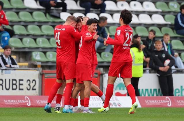 GER, Regionalliga Nord, VfB Luebeck vs HSC Hannover 12 10 2025, Dietmar Scholze Stadion an der Lohmuehle, Luebeck, GER, Regionalliga Nord, VfB Luebeck vs HSC Hannover in picture picture shows Goal celebration Goal scorer Goal scorer Finn Kiszka HSC Hannover 29 celebrates the goal to 1 1 nordphotoxGmbHx xTauchnitz nph00059