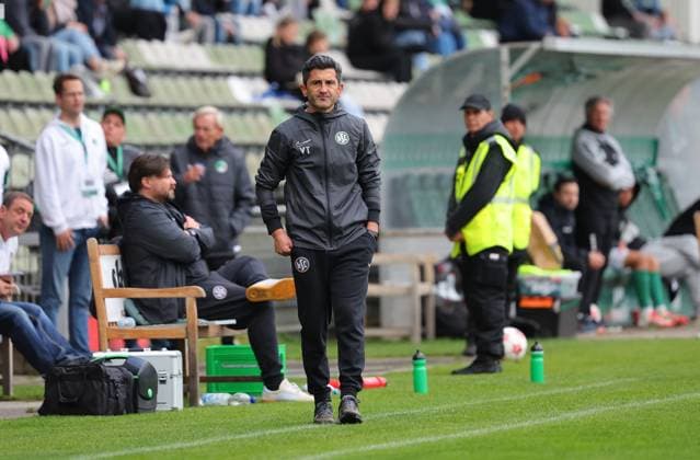 GER, Regionalliga Nord, VfB Luebeck vs HSC Hannover 12 10 2025, Dietmar Scholze Stadion an der Lohmuehle, Luebeck, GER, Regionalliga Nord, VfB Luebeck vs HSC Hannover in the picture picture shows Coaching zone Sideline Coaching area Technical zone Coach Vural Tasdelen HSC Hannover nordphotoxGmbHx xTauchnitz nph00059