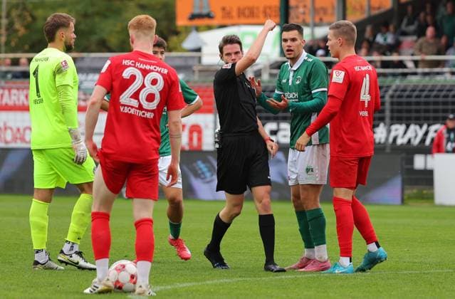 GER, Regionalliga Nord, VfB Luebeck vs HSC Hannover 12 10 2025, Dietmar Scholze Stadion an der Lohmuehle, Luebeck, GER, Regionalliga Nord, VfB Luebeck vs HSC Hannover in picture picture shows yellow the yellow card Referee Lennart Wolff shows Antonio Verinac VfB Luebeck 09 the yellow card nordphotoxGmbHx xTauchnitz nph00059