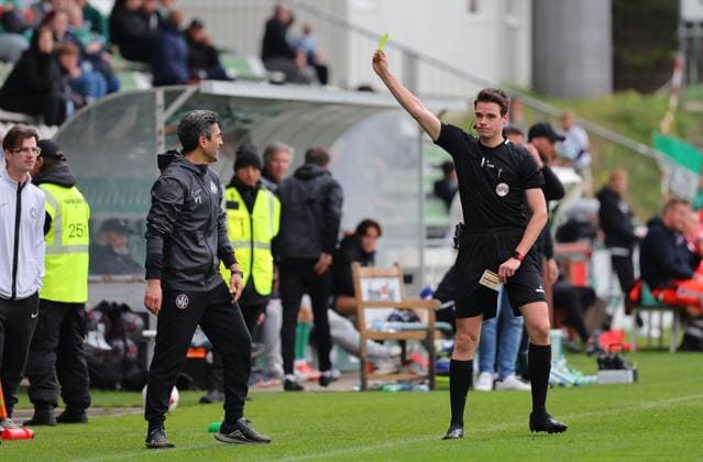 GER, Regionalliga Nord, VfB Luebeck vs HSC Hannover 12 10 2025, Dietmar Scholze Stadion an der Lohmuehle, Luebeck, GER, Regionalliga Nord, VfB Luebeck vs HSC Hannover in the picture picture shows yellow the yellow card Referee Lennart Wolff shows coach Vural Tasdelen HSC Hannover the yellow card nordphotoxGmbHx xTauchnitz nph00059