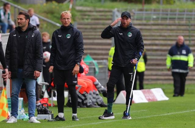 GER, Regionalliga Nord, VfB Luebeck vs HSC Hannover 12 10 2025, Dietmar Scholze Stadion an der Lohmuehle, Luebeck, GER, Regionalliga Nord, VfB Luebeck vs HSC Hannover in the picture picture shows Coaching zone Sideline Coaching area Technical zone Coach Guerino Capretti VfB Luebeck Goalkeeping coach Lukas Oden VfB Luebeck and Co-coach Pierre Becken VfB Luebeck nordphotoxGmbHx xTauchnitz nph00059