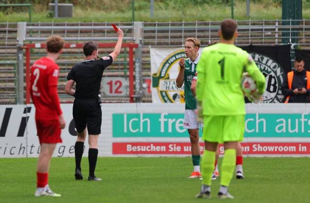 GER, Regionalliga Nord, VfB Luebeck vs HSC Hannover 12 10 2025, Dietmar Scholze Stadion an der Lohmuehle, Luebeck, GER, Regionalliga Nord, VfB Luebeck vs HSC Hannover in the picture picture shows red the red card Referee Lennart Wolff shows Mika Lehnfeld VfB Luebeck 44 the red card nordphotoxGmbHx xTauchnitz nph00059