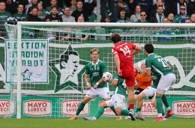 GER, Regionalliga Nord, VfB Luebeck vs HSC Hannover 12 10 2025, Dietmar Scholze Stadion an der Lohmuehle, Luebeck, GER, Regionalliga Nord, VfB Luebeck vs HSC Hannover im Bild picture shows goal to 1 2 Goalscorer Marcel Langer HSC Hannover 14 scores to 1 2 goal from goalkeeper Finn Böhmker Finn Boehmker VfB Luebeck 01 nordphotoxGmbHx xTauchnitz nph00059
