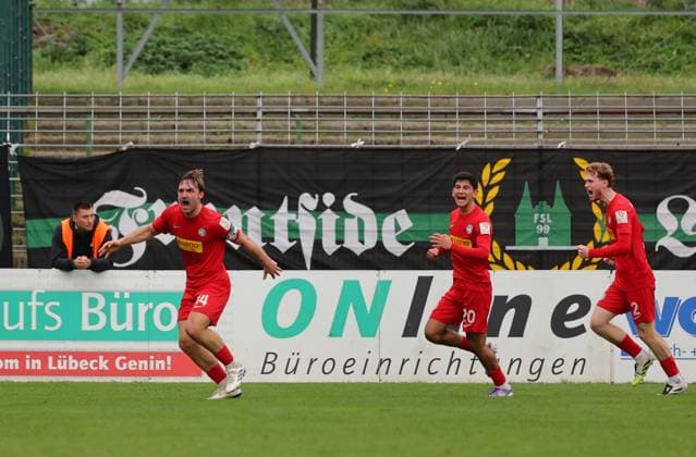 GER, Regionalliga Nord, VfB Luebeck vs HSC Hannover 12 10 2025, Dietmar Scholze Stadion an der Lohmuehle, Luebeck, GER, Regionalliga Nord, VfB Luebeck vs HSC Hannover in picture picture shows Goal celebration Goal scorer Marcel Langer HSC Hannover 14 celebrates the goal to 1 2 nordphotoxGmbHx xTauchnitz nph00059