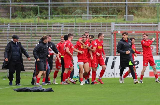 GER, Regionalliga Nord, VfB Luebeck vs HSC Hannover 12 10 2025, Dietmar Scholze Stadion an der Lohmuehle, Luebeck, GER, Regionalliga Nord, VfB Luebeck vs HSC Hannover in picture picture shows Goal celebration Goal scorer Marcel Langer HSC Hannover 14 celebrates the goal to 1 2 nordphotoxGmbHx xTauchnitz nph00059