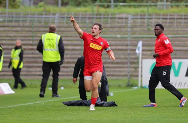 GER, Regionalliga Nord, VfB Luebeck vs HSC Hannover 12 10 2025, Dietmar Scholze Stadion an der Lohmuehle, Luebeck, GER, Regionalliga Nord, VfB Luebeck vs HSC Hannover in picture picture shows Goal celebration Goal scorer Marcel Langer HSC Hannover 14 celebrates the goal to 1 2 nordphotoxGmbHx xTauchnitz nph00059