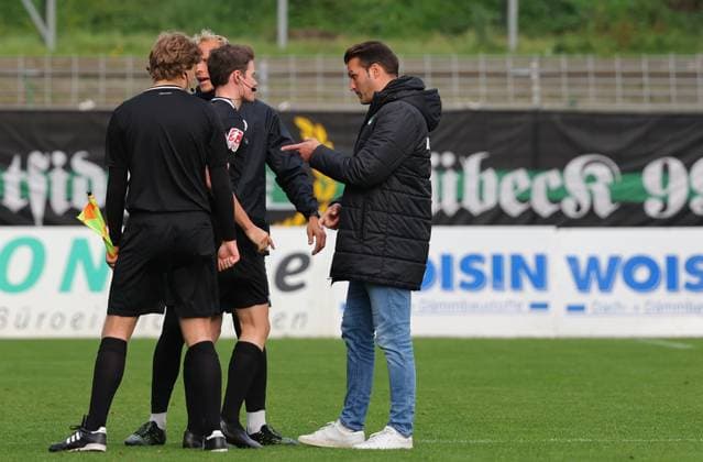GER, Regionalliga Nord, VfB Luebeck vs HSC Hannover 12 10 2025, Dietmar Scholze Stadion an der Lohmuehle, Luebeck, GER, Regionalliga Nord, VfB Luebeck vs HSC Hannover im Bild picture shows End of match Final score 1 2 Referee Lennart Wolff with coach Guerino Capretti VfB Luebeck nordphotoxGmbHx xTauchnitz nph00059