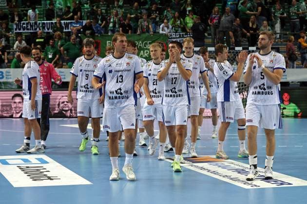 12 10 2025, xovx, Handball Daikin Handball Bundesliga, HSG Wetzlar HSV Hamburg The players of HSV Hamburg celebrate the 35 25 victory in Wetzlar Wetzlar Buderus Arena Hessen Germany EN